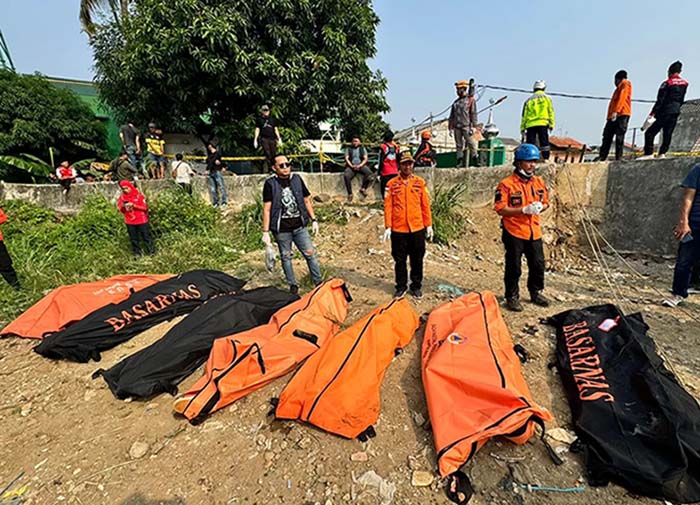 Petugas BPBD mengevakuasi tujuh mayat yang ditemukan di Kali Bekasi, Minggu (22/9). (BPBD Kota Bekasi)