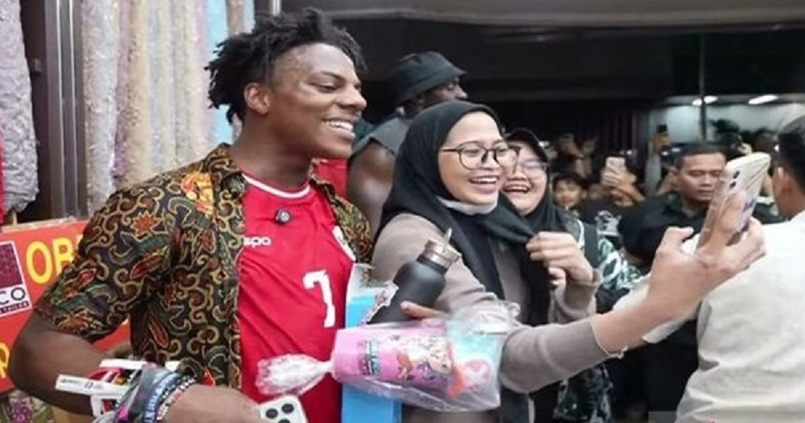 BIKIN HEBOH: IShowSpeed saat melayani permintaan swafoto dari penggemarnya di Indonesia, baru-baru tadi.