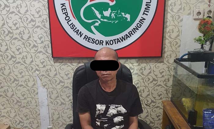 Apes : A (52), menjalani pemeriksaan di Kantor Polisi karena terlibat narkoba, Senin (23/9)