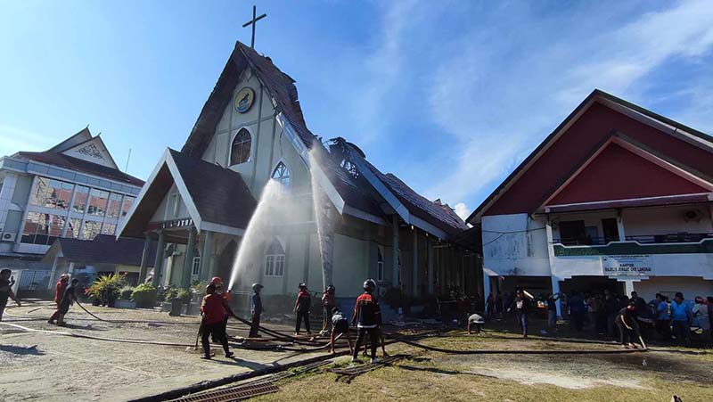 KEBAKARAN: Gereja Maranatha dan delapan ruangan di SMP Kristen Palangka Raya ludes terbakar, Selasa (24/9) siang. (DODI/RADAR SAMPIT)
