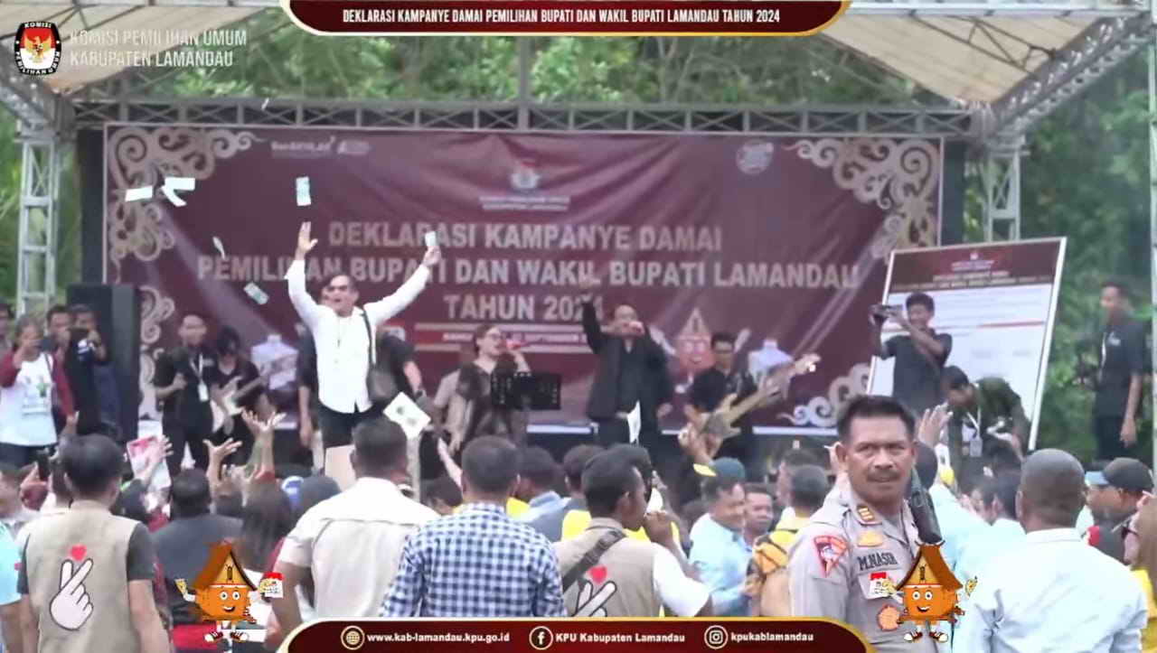TEBAR UANG: Deklarasi kampanye damai Pilkada 2024 yang diselenggarakan KPU Lamandau diwarnai insiden tebar uang setelah acara utama selesai, Senin (23/9).