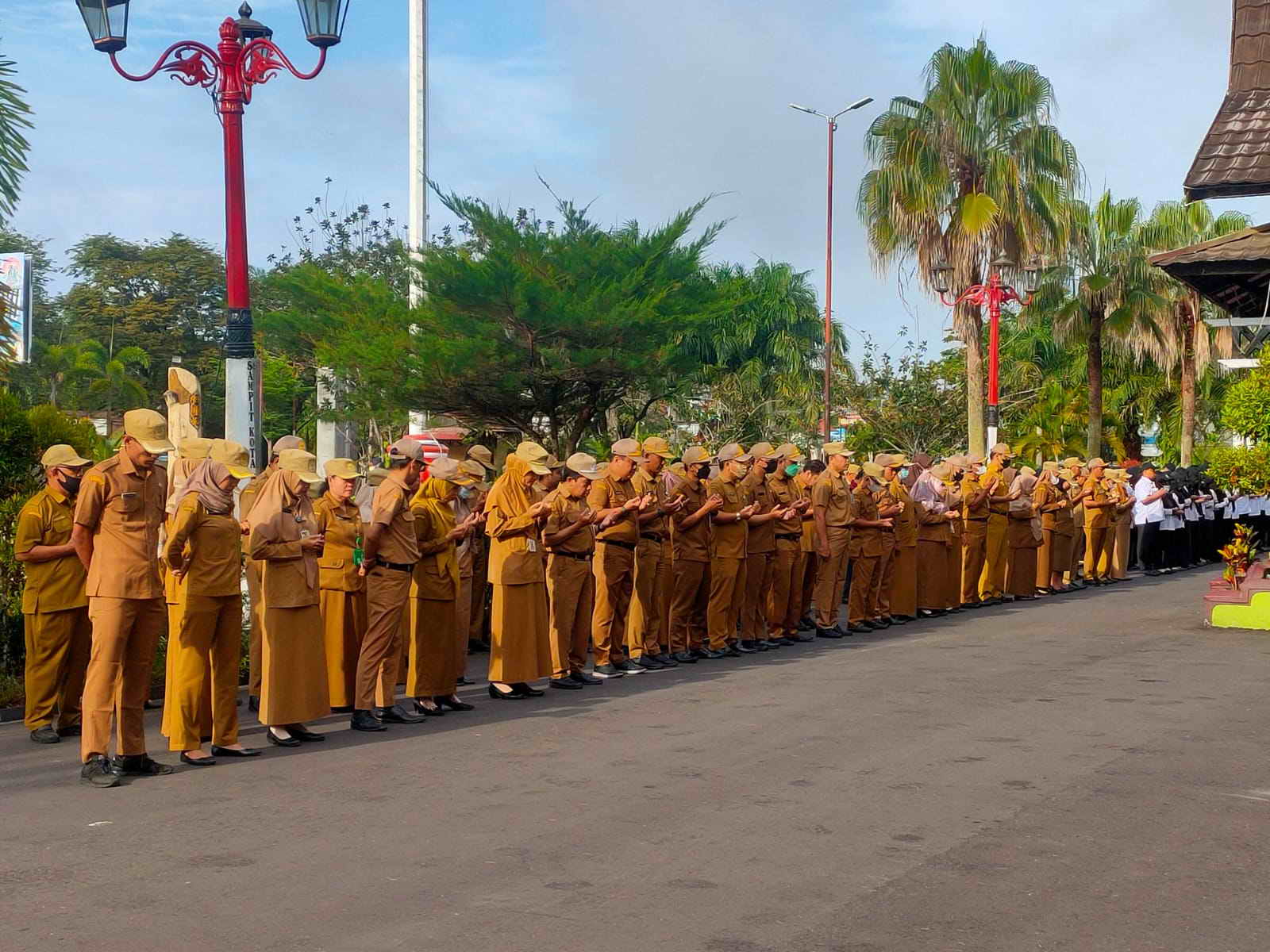 PNS: Jajaran pegawai Pemkab Kotim saat mengikuti apel di halaman Kantor Bupati Kotim, beberapa waktu lalu. (YUNI/RADAR SAMPIT )