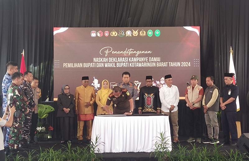 PILKADA DAMAI: Penandatanganan deklarasi Pilkada Damai Kabupaten Kobar tahun 2024.