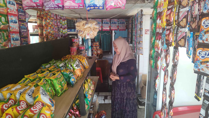 PANIK: Diah sempat panik lantaran sepeda motornya hilang di Jalan Pinang IV, Sampit, Kamis (26/9). (FAHRY/RADAR SAMPIT)
