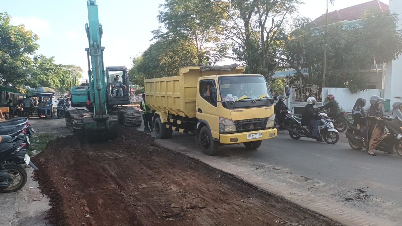 DILEBARKAN: Jalan Kapten Mulyono mulai dilebarkan, Kamis (26/9).