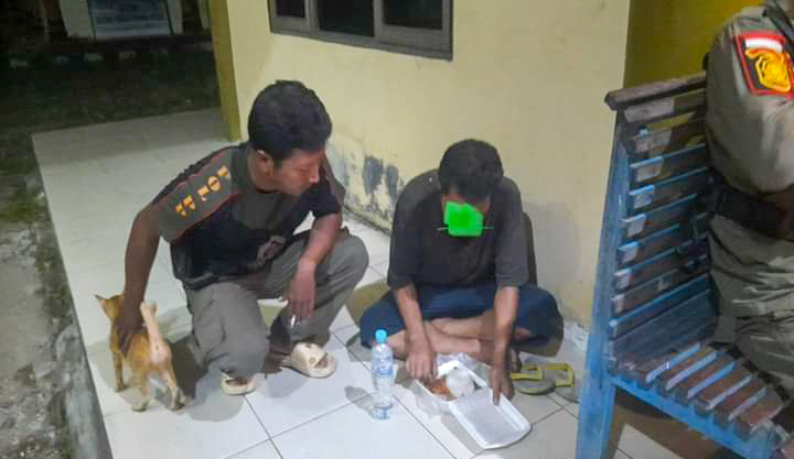 TAK MELAWAN: Petugas Satpol PP Seruyan, saat mendampingi satu ODGJ yang berhasil diamankan setelah meresahkan warga.
