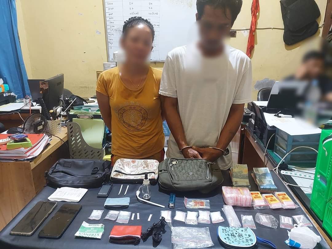 DIRINGKUS: Pasangan suami istri yang diringkus bersama sejumlah barang bukti.
