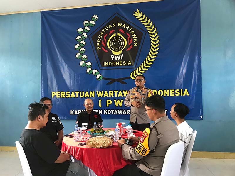 Kapolres Kotawaringin Barat, AKBP Yusfandi Usman, mengadakan silaturahmi sekaligus diskusi dengan jurnalis Persatuan Wartawan Indonesia (PWI) Kotawaringin Barat pada Jumat (27/9) di kantor PWI