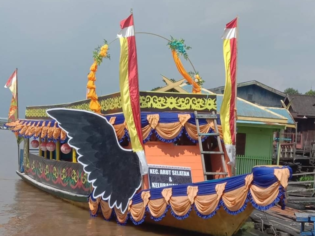 MENARIK WISATAWAN: Salah satu kelotok hias di Kelurahan Raja yang mengikuti even lomba kelotok hias Festival Batang Arut 2024.