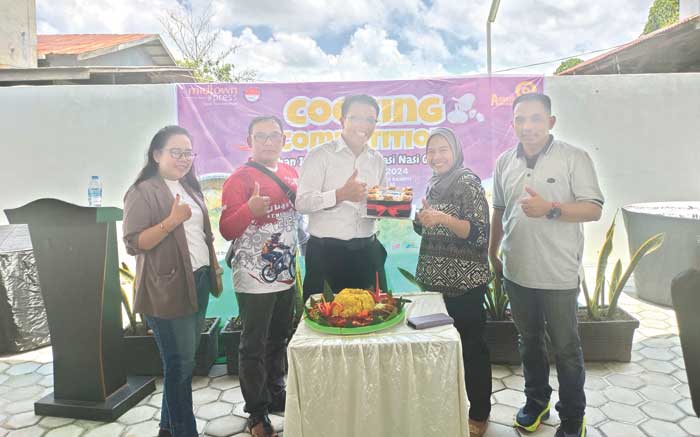 SPESIAL: Direktur Radar Sampit Siti Fauziah, beserta jajaran manajemen saat memberikan kue ulang tahun kepada manajemen Hotel Midtown Xpress Sampit yang merayakan HUT ke 9, Sabtu (28/9).