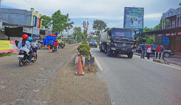 SIAP DIPASANG: Dishub Kotim melakukan survei lokasi bersama teknisi untuk persiapan pemasangan traffic light di Jalan HM Arsyad - Pelita, Jumat (27/9).&nbsp;(HENY/RADAR SAMPIT)
