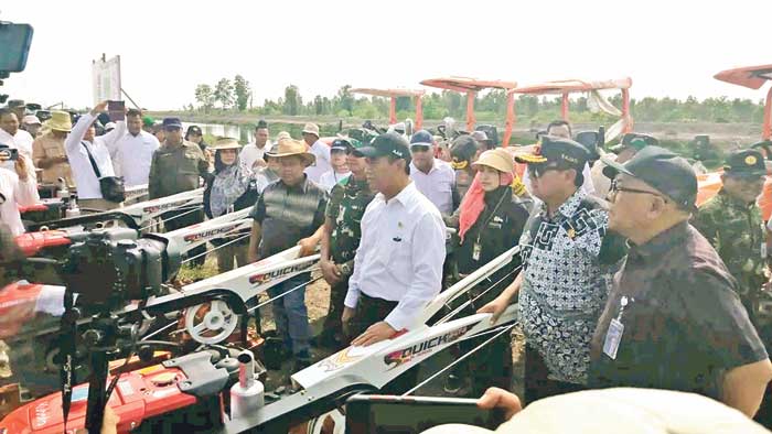 PROGRAM FOOD ESTATE: Mentan RI, Andi Amran ketika mengecek peralatan cetak sawah sebelum diserahkan ke petani di Dadahup, Kabupaten Kapuas.