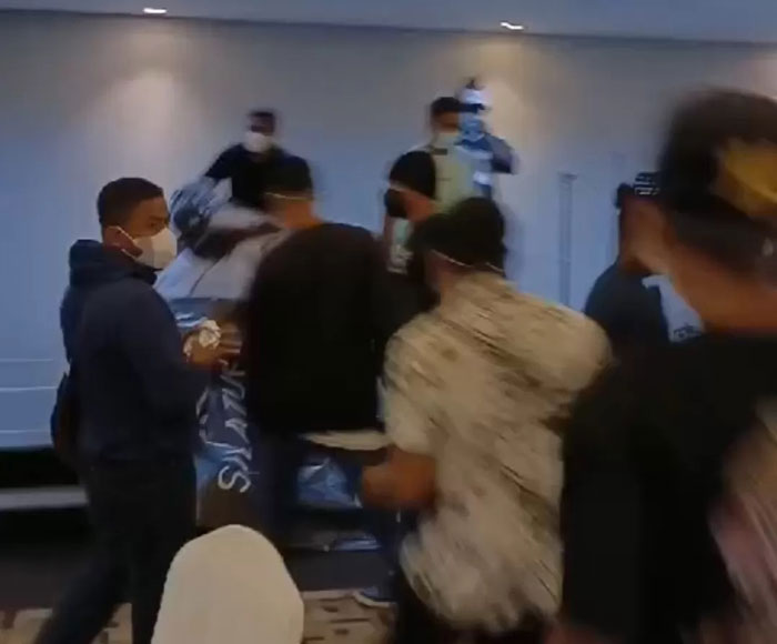 Sekelompok orang membubarkan acara diskusi di Hotel Grand Kemang, Jakarta Selatan pada Sabtu (28/9). Acara ini sendiri diskusi