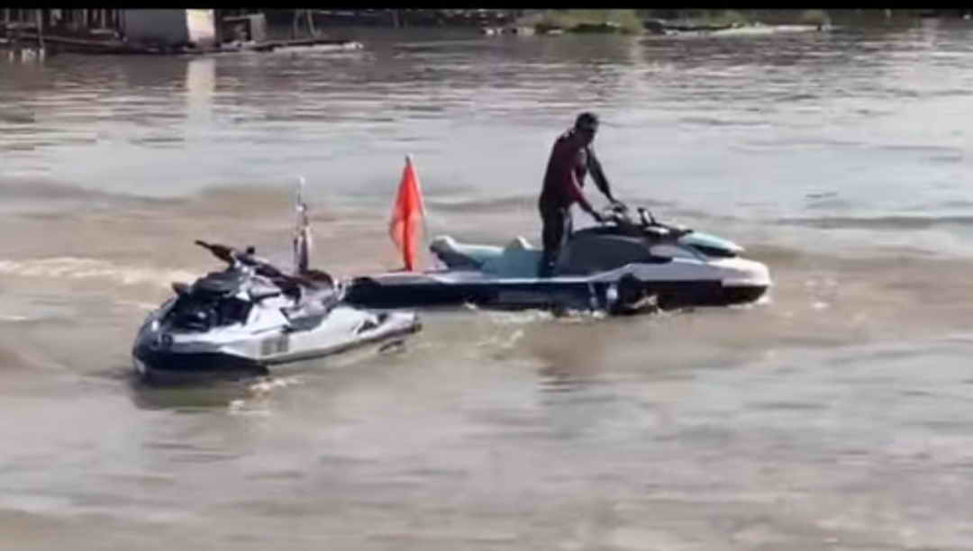 Dua Jetski mengalami kecelakaan di Sungai Arut saat lomba kelotok hias, Sabtu (28/9).