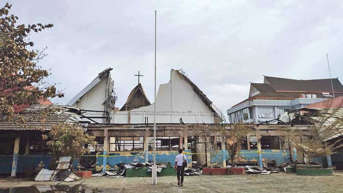 MASIH DIUSUT: Aparat Polresta Palangka Raya masih melakukan pendalaman kebakaran Gereja Maranatha dan SMP Kristen Palangka Raya. (DODI/RADAR SAMPIT)