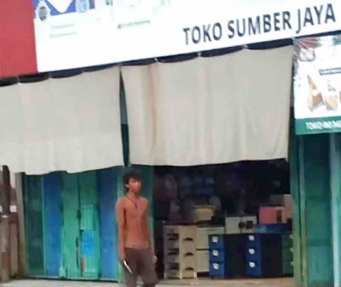 BIKIN RESAH: Seorang ODGJ direkam warga saat berkeliling sambil membawa pisau di Jalan DI Pajaitan, Sampit, Minggu (29/9).