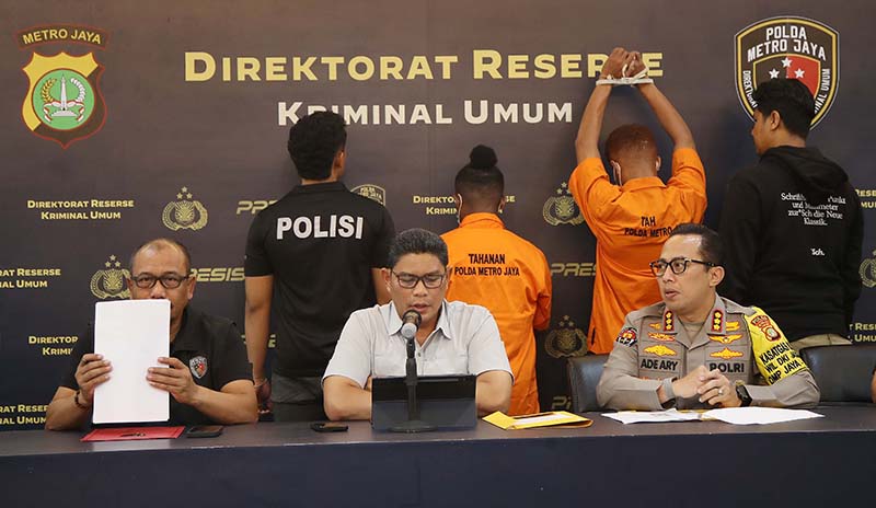 Wakapolda Metro Jaya Brigjen Djati Wiyoto memberikan keterangan saat Rilis tersangka pembubaran paksa diskusi yang di Hadiri oleh Sejumlah tokoh di Polda Metro Jaya, Jakarta, Minggu (29/9/2024). Polisi menetapkan dua orang tersangka yang terindikasi melak