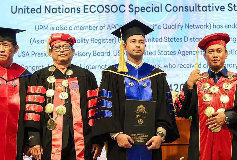 Momen Raffi Ahmad saat dianugerahi Gelar Doktor Kehormatan (Dr. HC) di UIPM Thailand./instagram @raffinagita1717