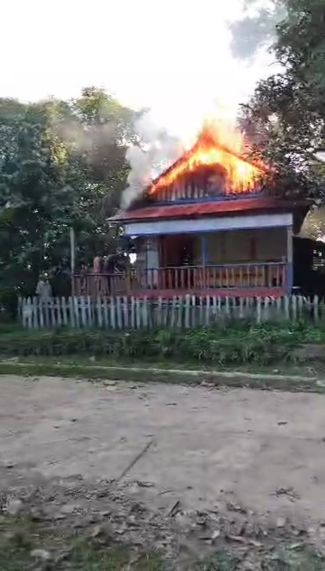 MUSIBAH: Api yang melahap sebuah rumah di Nanga Bulik, Kabupaten Lamandau, baru-baru tadi.