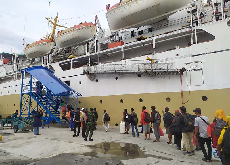 Penumpang sedang menaiki Kapal Pelni