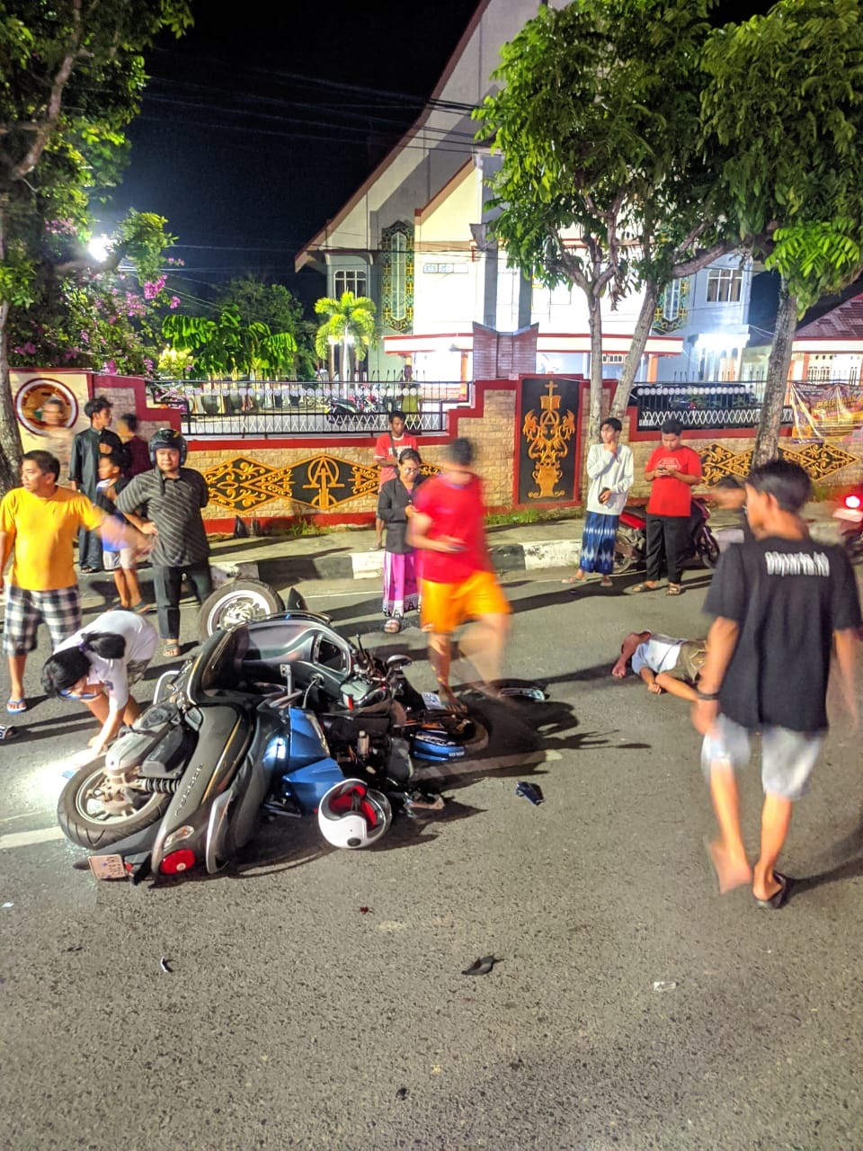 TABRAKAN: Lakalantas yang melibatkan pengendara sepeda listrik dan sepeda motor di Jalan Ahmad Yani,  Kuala Kapuas, baru-baru tadi.