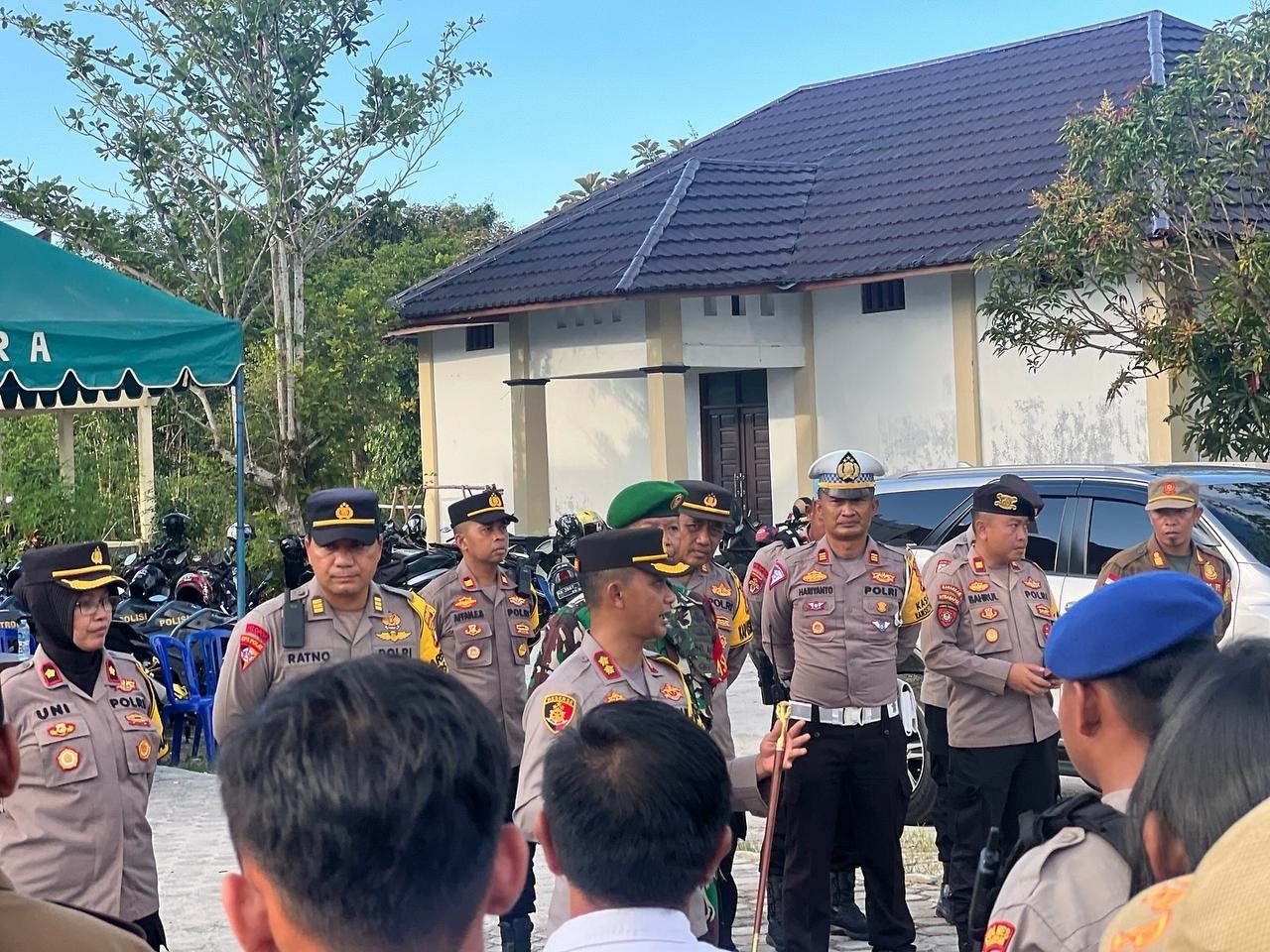 APEL GABUNGAN: Kapolres Katingan AKBP Chandra Ismawanto,  ketika memberikan pengarahan menjelang pilkada di Katingan, kepada personel gabungan, Selasa (1/10).