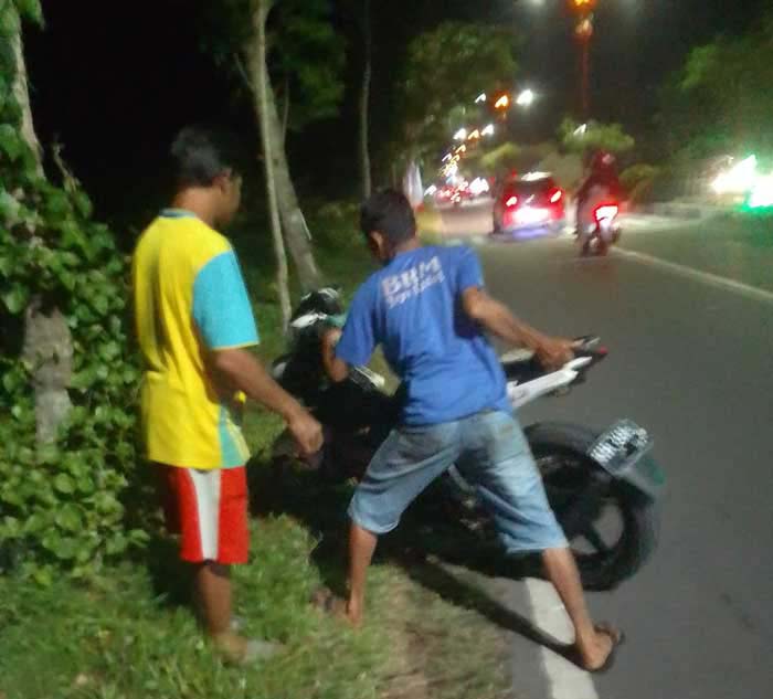 KECELAKAAN: Warga sekitar berupaya menepikan motor korban usai kecelakaan di Jalan Pemuda km 2, Kuala Kapuas.