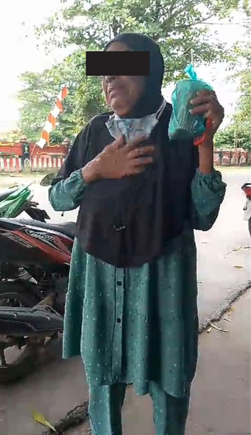 KORBAN GENDAM : Seorang wanita paruh baya, saat panik setelah dirinya kehilangan barang berharga, yang diambil orang tak dikenalnya di sekitar Jalan Pramuka Sampit, Selasa (1/10).