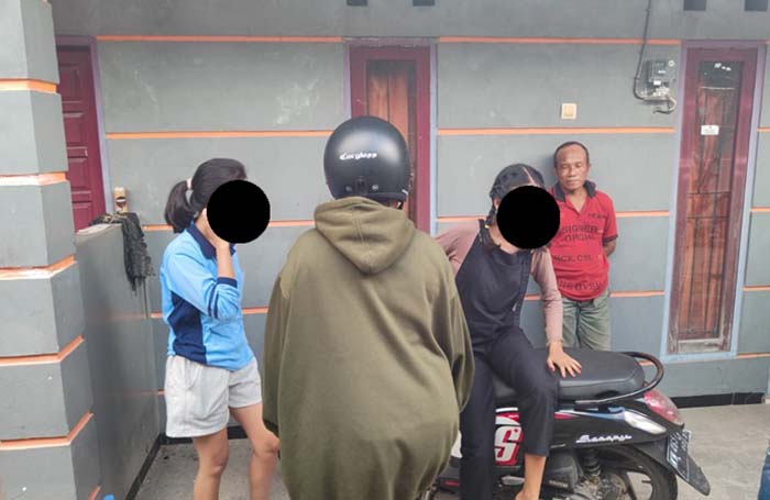 PERCOBAAN PERKOSAAN: N (jaket hijau), siswi SMK ini saat ingin mendatangi ke Mapolres Kotim usai disekap orang tak dikenal di Jalan Sawit Raya, Sampit, Selasa (1/10) (FAHRY/RADAR SAMPIT)