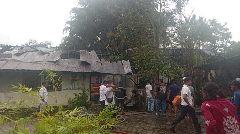 Kebakaran melumat rumah dinas pegawai di komplek kantor Telkom Palangka Raya di Jalan Cempaka, Rabu (2/10/2024).