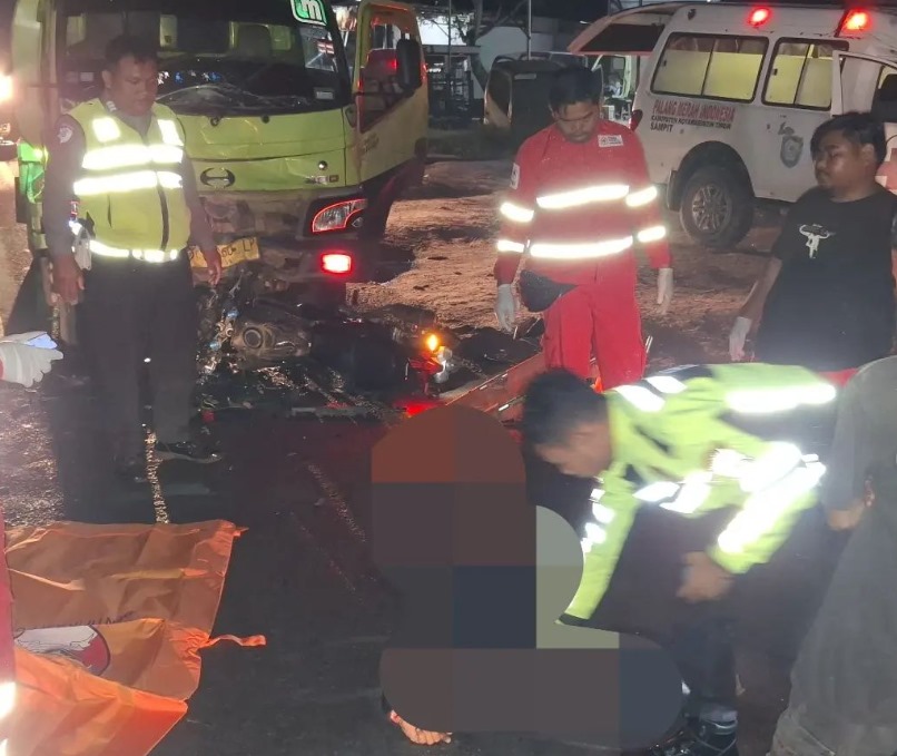Kecelakaan lalulintas antara pengendara sepeda motor dan truk CPO, satu korban tewas di tempat kejadian.