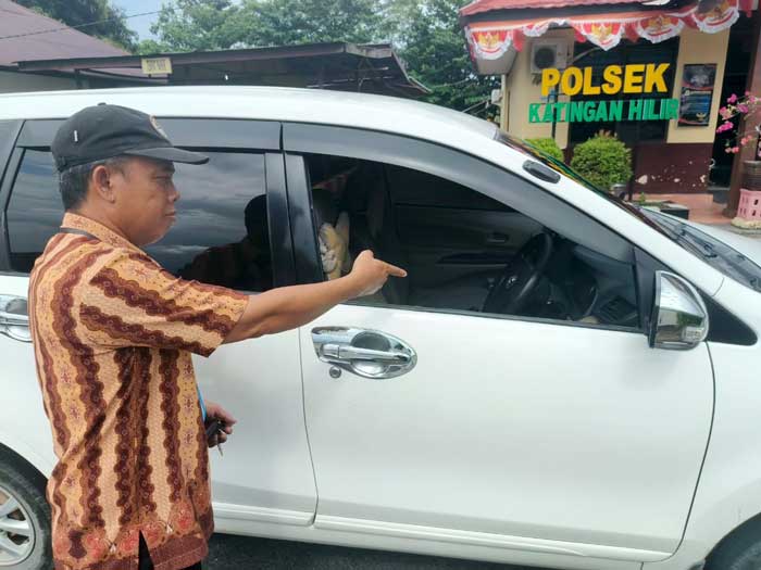 PARKIR DI KANTOR : Kaca mobil milik ASN di DLH Katingan, yang sempat dipecahkan kawanan tak dikenal, setelah yang bersangkutan datang mengambil uang Rp 90 juta di bank.