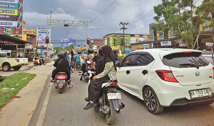 KEMBALI BERFUNGSI: Tiang traffic light di Jalan HM Arsyad-Pelita berfungsi dengan baik, Rabu (2/10). (HENY/RADAR SAMPIT)