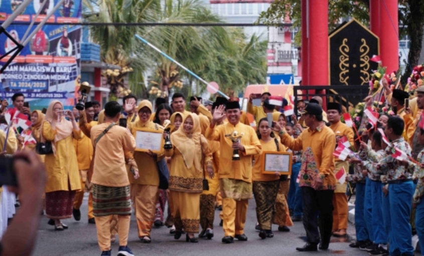 MEMBANGGAKAN: Penghargaan Adiwiyata Nasional dan Piala Adiwiyata Mandiri di arak keliling Kota Pangkalan Bun, Kamis (3/10).