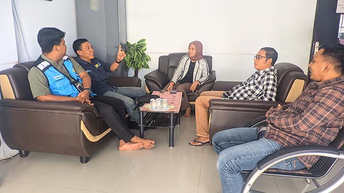 PAMITAN: Manager ULP PT PLN (Persero) Sampit Sesen saat mengunjungi kantor Radar Sampit, Jumat (3/10).&nbsp;(RADAR SAMPIT)