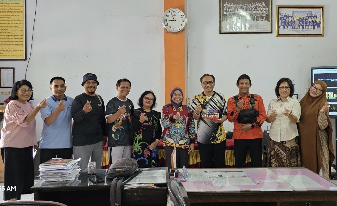 SELAMAT ULANG TAHUN: Jajaran manajemen Radar Sampit berfoto bersama dengan Kepala SMAN 1 Sampit M. Dharma Setiawan dan para dewan guru, Jumat pagi (4/10).