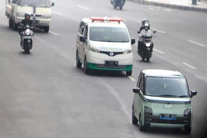 MELENGGANGG: OJK mencatat penyaluran pembiayaan kendaraan listrik per Agustus 2024 mencapai Rp 29,07 triliun. (ANDY SATRIA)
