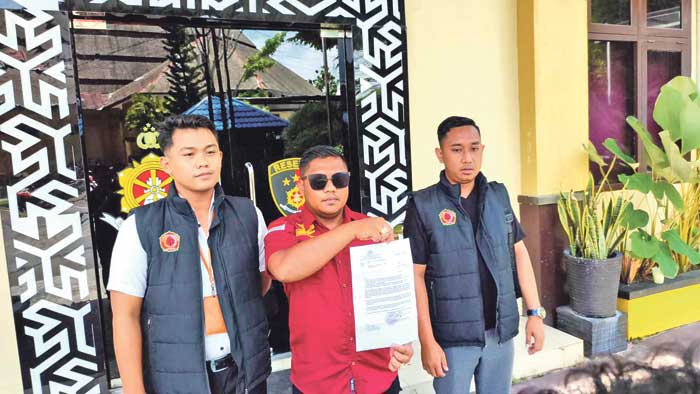 DITINDAKLANJUTI: Kuasa hukum para korban penipuan konser musik, Jeffriko Seran (tengah) mengapresiasi Polda Kalteng, Jumat (4/10/2024). (DODI/RADAR SAMPIT)