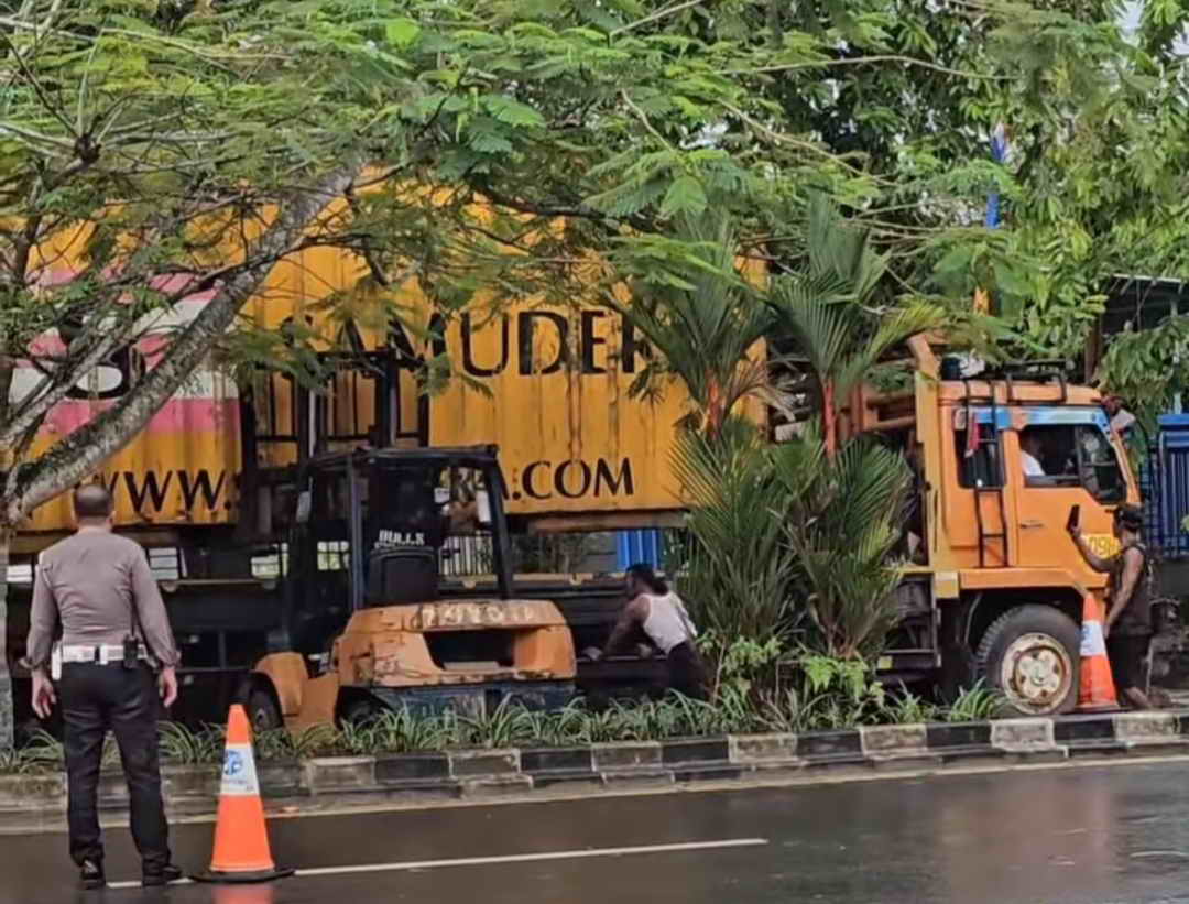 NYANGKUT POHON: Proses evakuasi peti kemas yang terjatuh di Jalan Pangeran Diponegoro, Pangkalan Bun, belum lama ini.