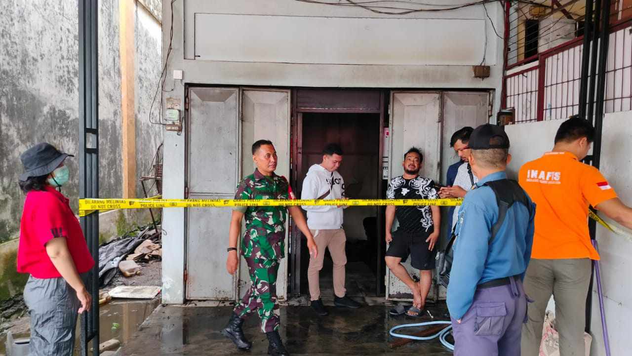 KEBAKARAN : amukan api terjadi lagi, Sabtu (5/10/2024), kali ini di Jalan Tjilik Riwut kilometer satu. Sebuah ruko perbaikan gigi terbakar. Diperkirakan asal api dari ruang perbaikan gigi.