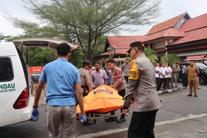 DIPULANGKAN: Evakuasi jenazah seorang pria, yang ditemukan wafat di sebuah kursi di kantor BPKPD Kabupaten Lamandau, Senin (7/10).