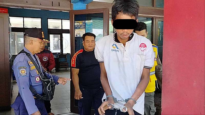 DIAMANKAN: Tim Call Center 112 Palangka Raya menangani warga ODGJ yang nyaris diamuk massa, kemarin (6/10).&nbsp;&nbsp;