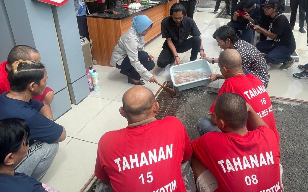 DILARUTKAN: Kegiatan pemusnahan barang bukti kasus narkoba di Polres Kotim, yang juga melibatkan para pelaku peredaran, beberapa waktu lalu.
