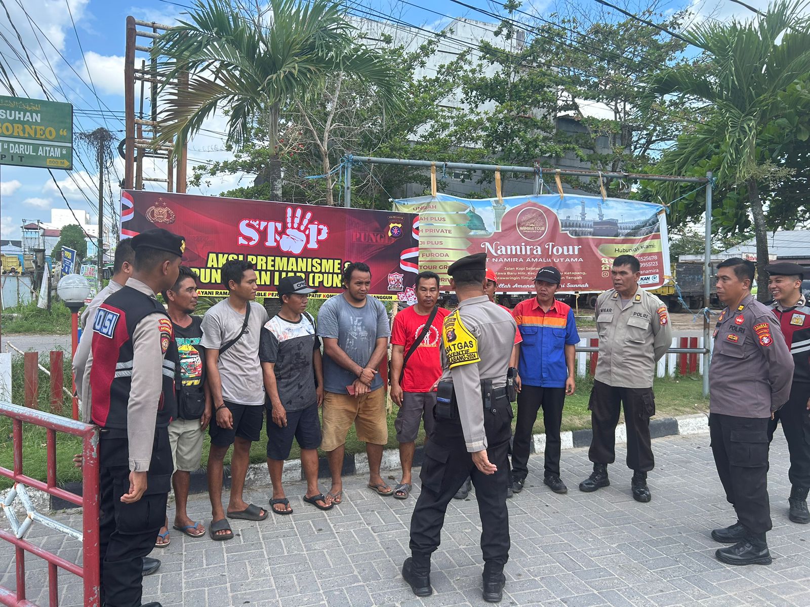 RUTIN: Petugas gabungan saat berpatroli untuk mencegah tindak kriminal dan pelanggaran kamtibmas, belum lama ini.
