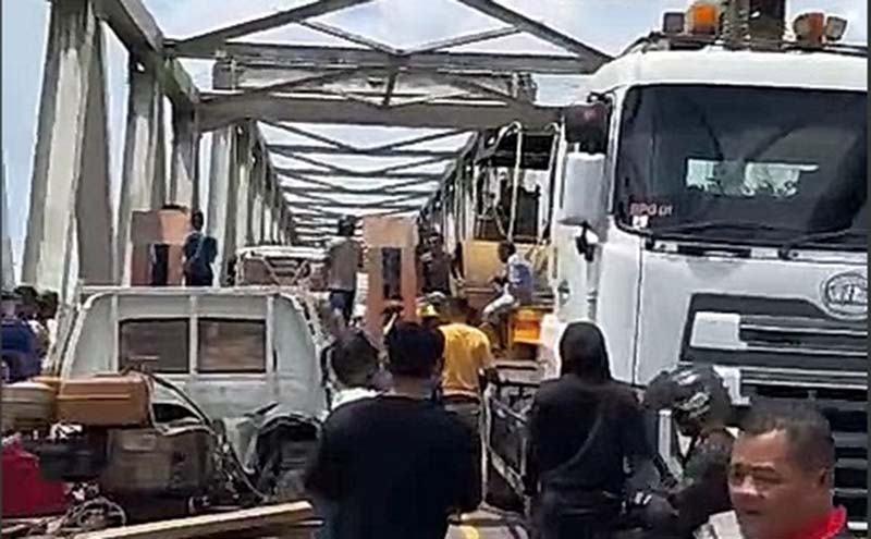 Dua truk trailer tersangkut saat berpapasan di Jembatan Bajarum, Kecamatan Kota Besi, Kabupaten Kotim, Selasa (8/10) siang