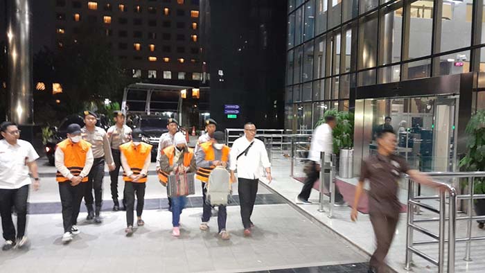 ROMPI ORANYE: Empat orang yang terjaring OTT KPK di Kalsel telah tiba di Jakarta setelah diperiksa di Mapolres Banjarbaru.(Edi Susilo/Jawa Pos)