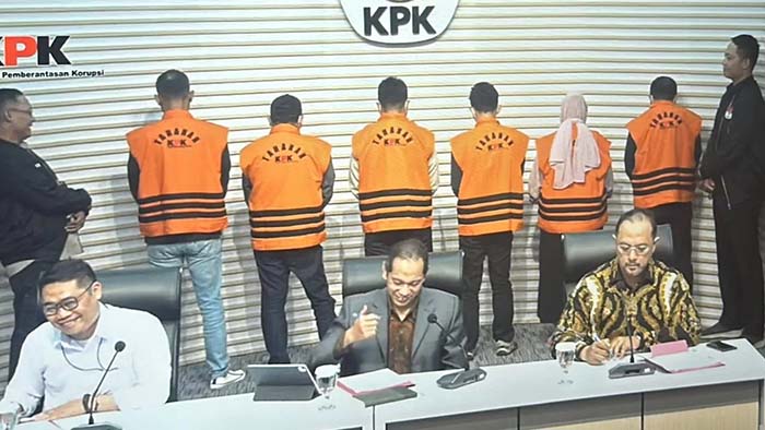 RILIS:KPK menyampaikan hasil ekspose perkara OTT dugaan suap proyek Dinas PUPR Kalsel di Jakarta, Selasa (8/10/2024).(Muhammad Oscar Fraby/Radar Banjarmasin)