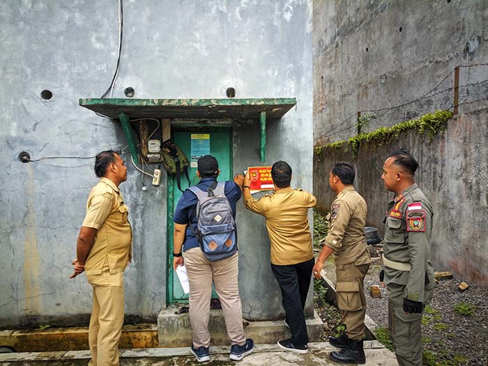 Tim terpadu melakukan operasi yustisi dan melakukan penyegelan terhadap puluhan rumah budidaya sarang burung walet di Kecamatan Arsel, belum lama tadi.