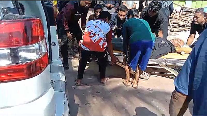 DIEVAKUASI: Satu pengendara motor yang terlibat kecelakaan di HM Arsyad Km 27 tidak sadarkan diri dievakuasi ke RSUD dr Murjani Sampit, Rabu (9/10/2024)