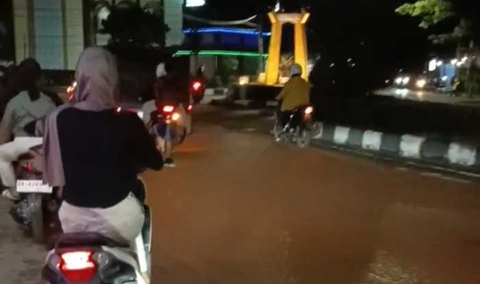 BAHAYAKAN PENGENDARA: Persimpangan Jalan Tambun Bungai-Pemuda yang licin dan membuat sejumlah pengendara berjatuhan, Rabu (9/10) malam.